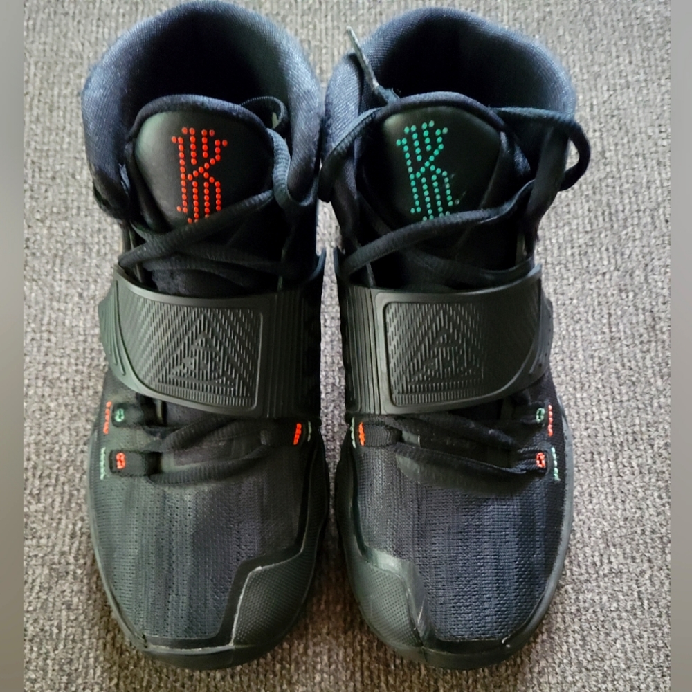 Boys Nike Big Kid's Size 3 Kyrie Irving Basketball Shoes
